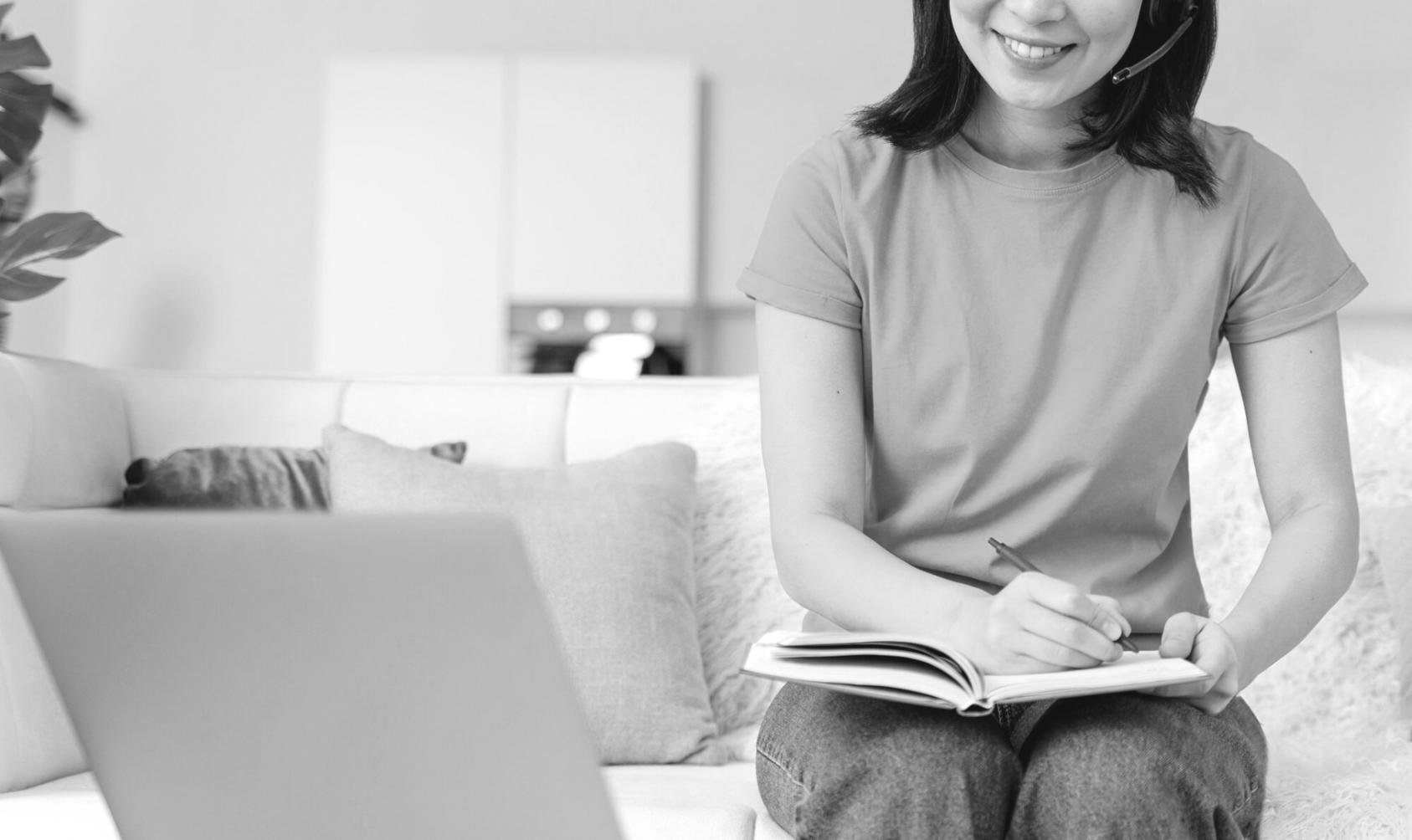 Equipo de trabajo colaborando en la planificación financiera con documentos y calculadoras